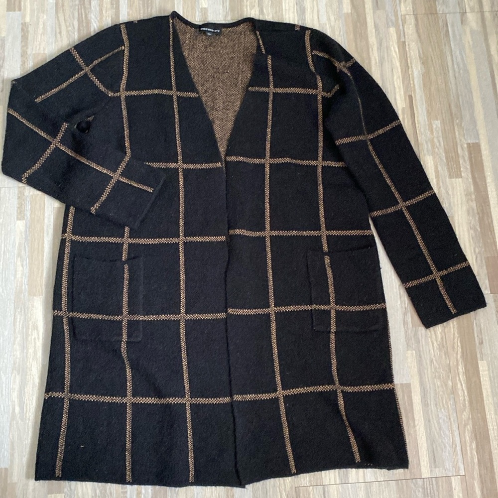 Fortune & Ivy ladies sweater   See pictures for details. Top to bottom 39 inches